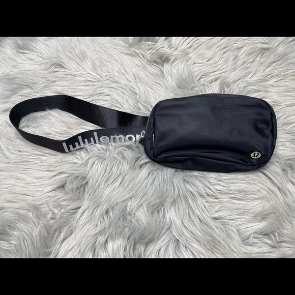 Lululemon everywhere belt bag - Picture 2 of 4